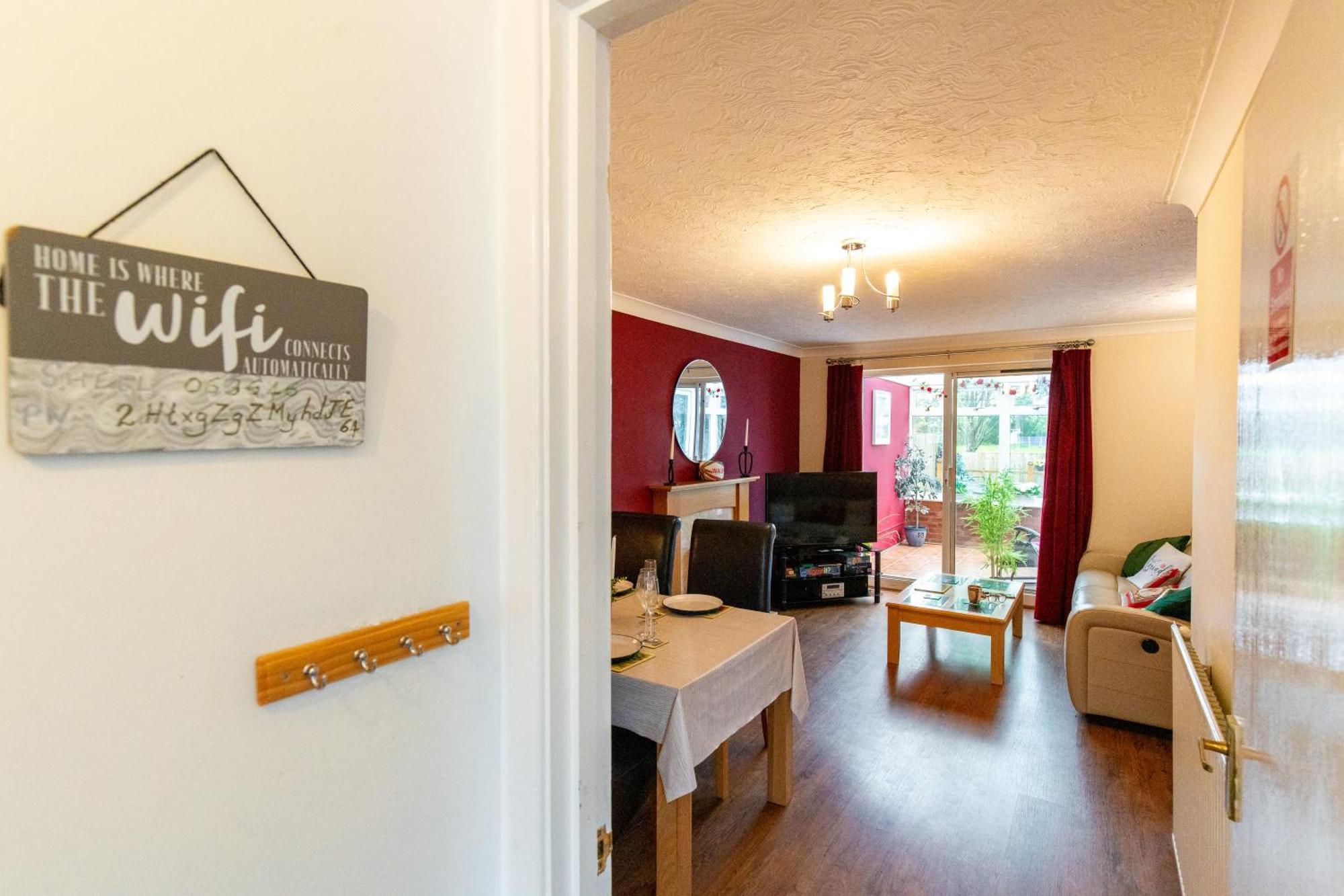 Comfortable And Spacious Superb Holiday Home In Llanelli, Dog Friendly Exterior photo